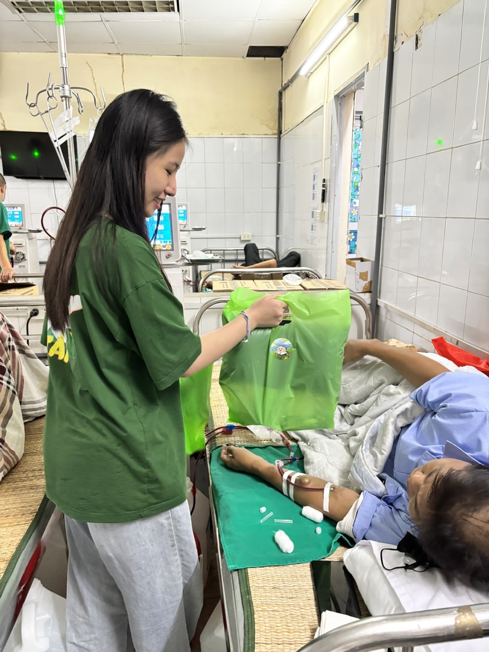 TRI ÂN TẤM LÒNG VÀNG – GỬI TRAO YÊU THƯƠNG, TIẾP THÊM NGHỊ LỰC CHO NGƯỜI BỆNH 