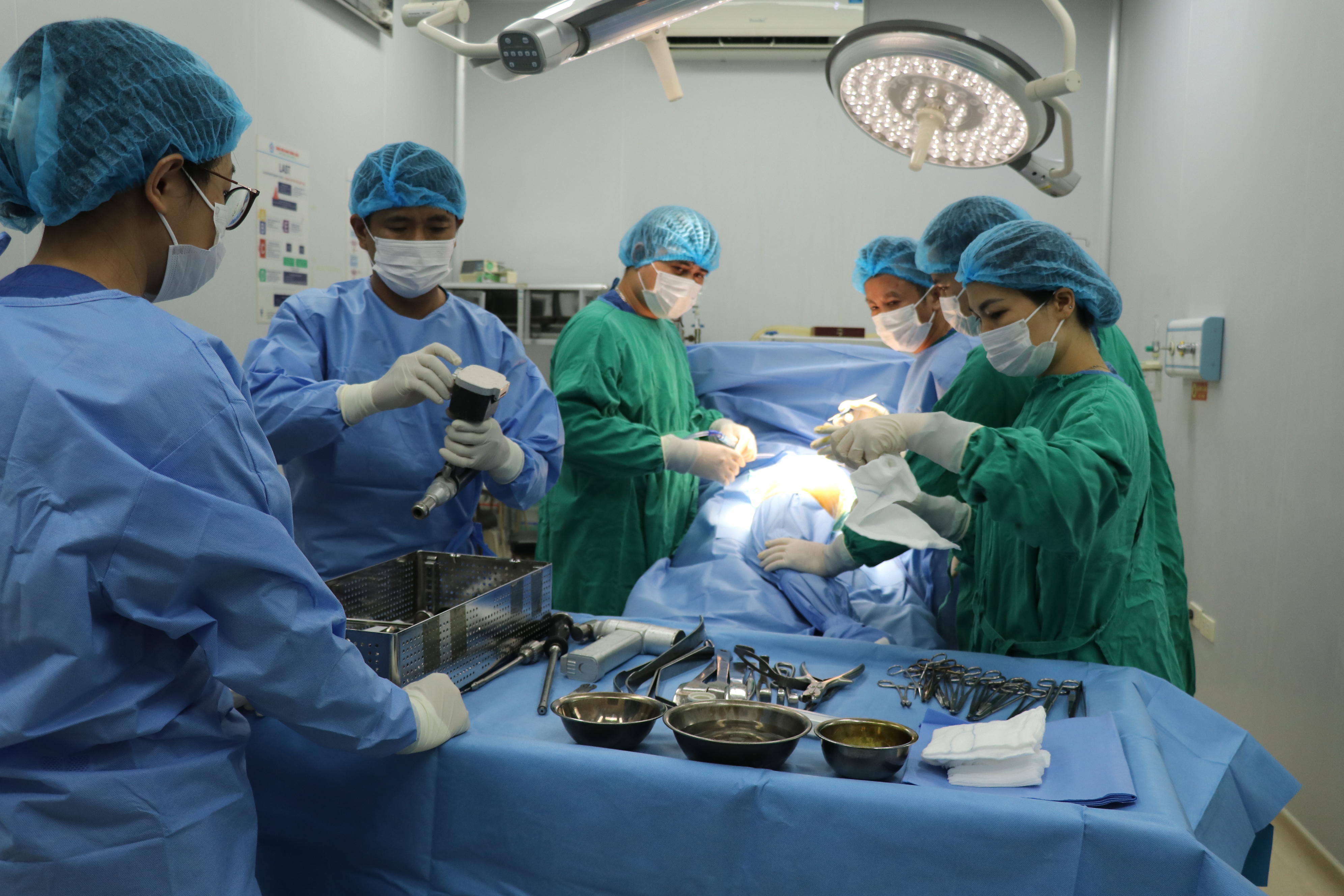 Sau một cú ngã, cụ ông 67 tuổi phải thay khớp háng toàn phần