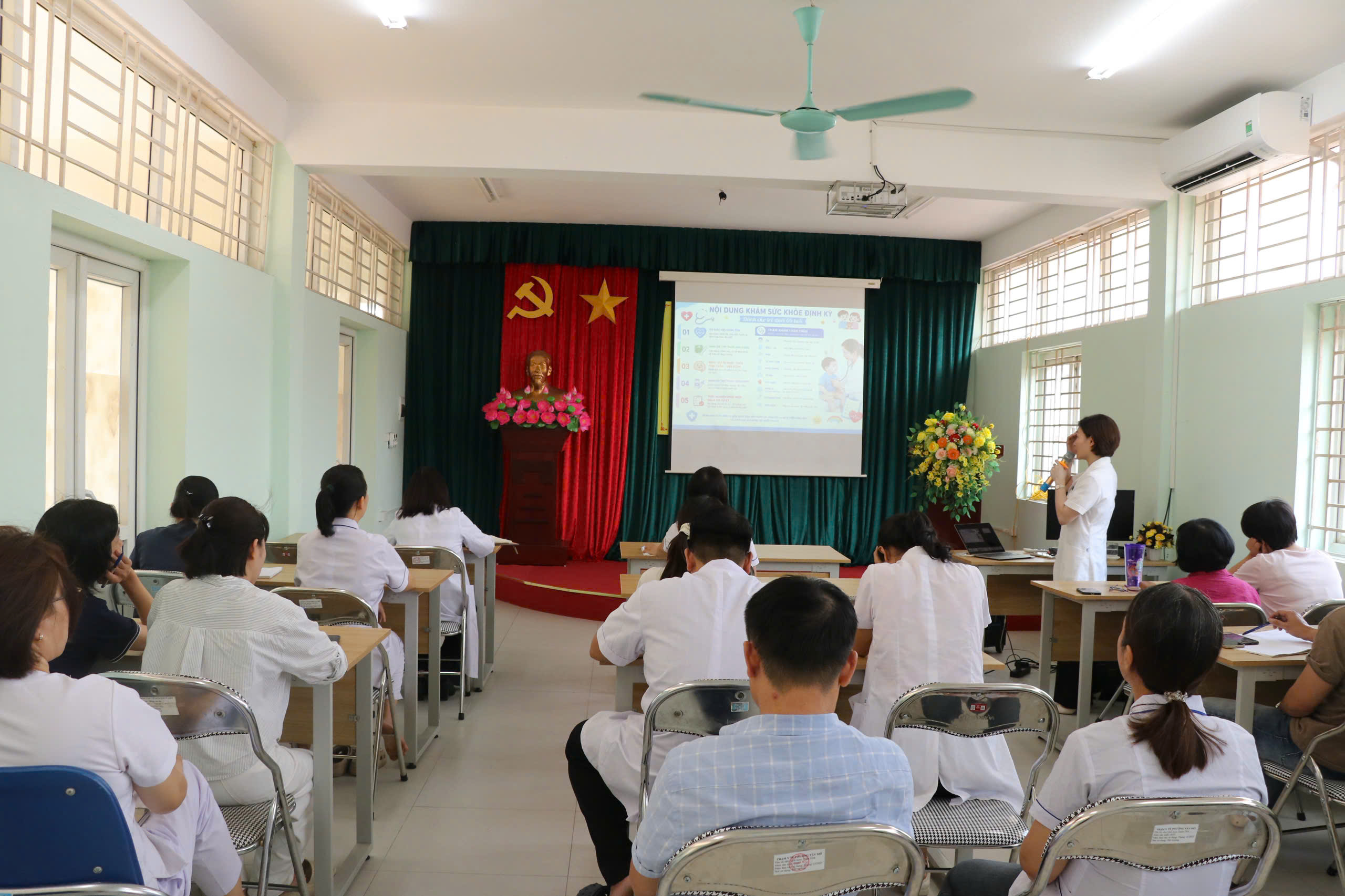 Bệnh viện Lão khoa Hà Nội tập huấn chuyên môn khám sức khỏe định kỳ cho trẻ dưới 6 tuổi tại phường Tây Mỗ